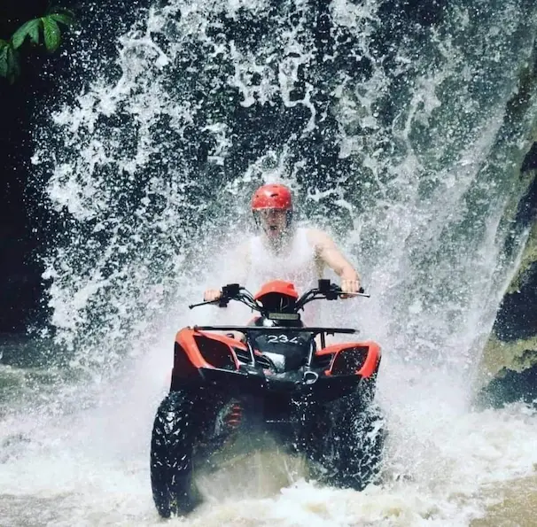 Wisata petualangan ATV riding dan rafting menyusuri sungai di Ubud Bali.