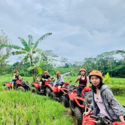 Pengendara ATV melewati trek berlumpur di tengah hutan tropis Ubud, Bali.